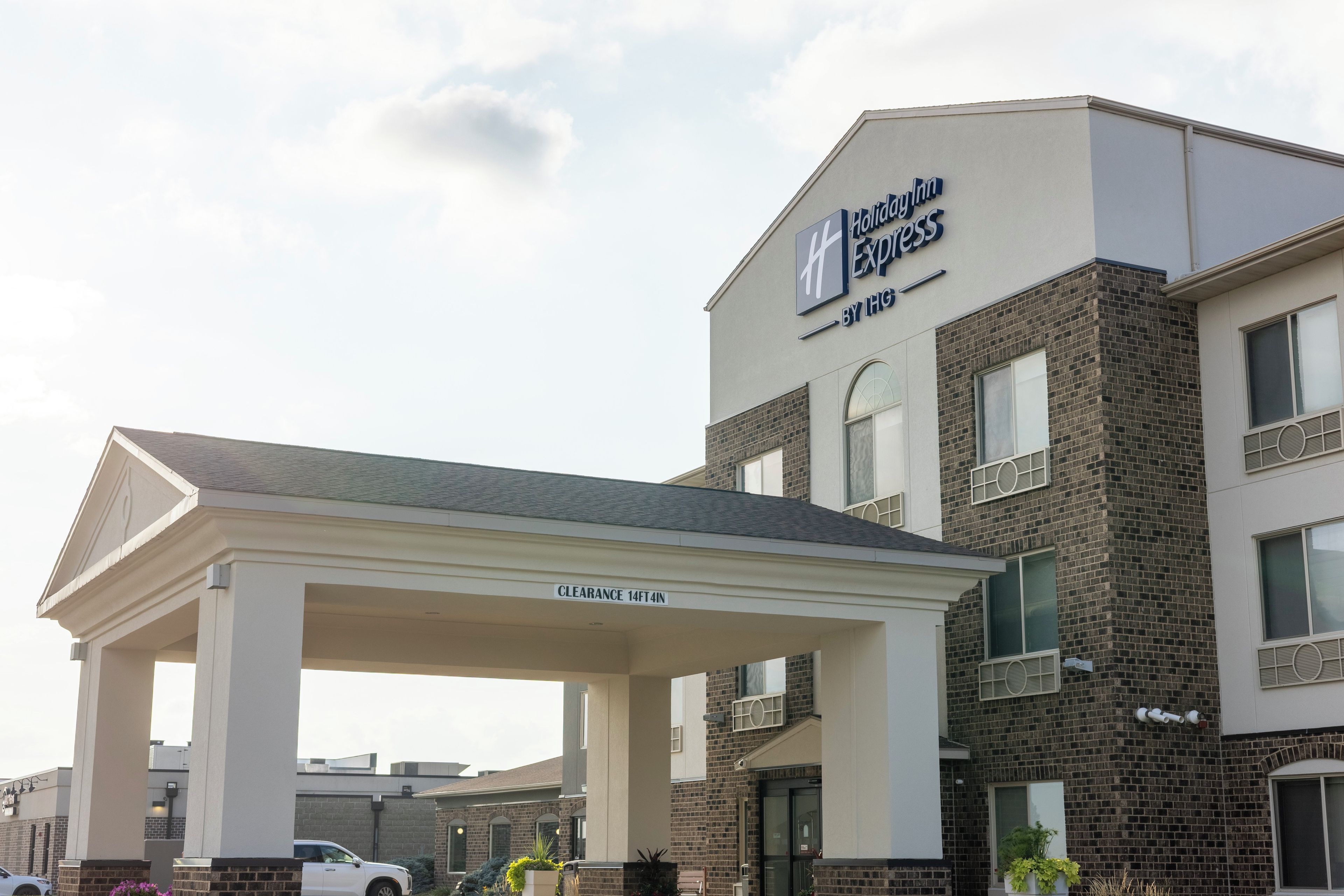 Hotel Holiday Inn Express com entrada coberta e placa indicando 4,3 metros de altura.