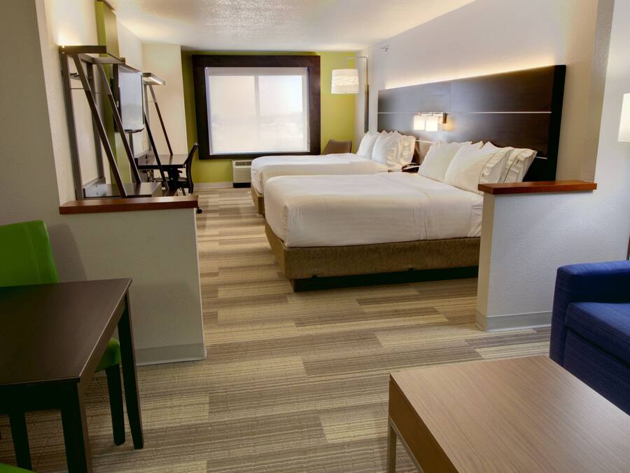 Une chambre d’hôtel avec un lit, un bureau, une chaise et un canapé.