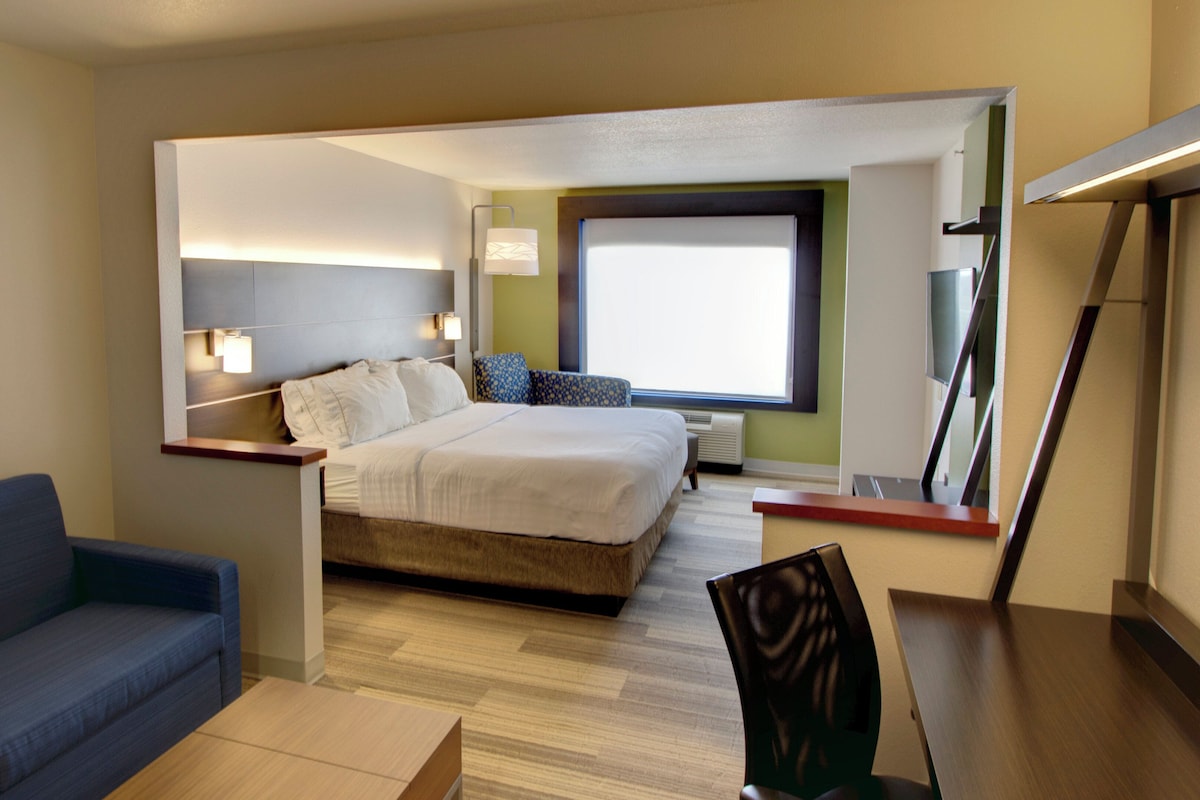 In-room safe, desk, iron/ironing board, cribs/infant beds