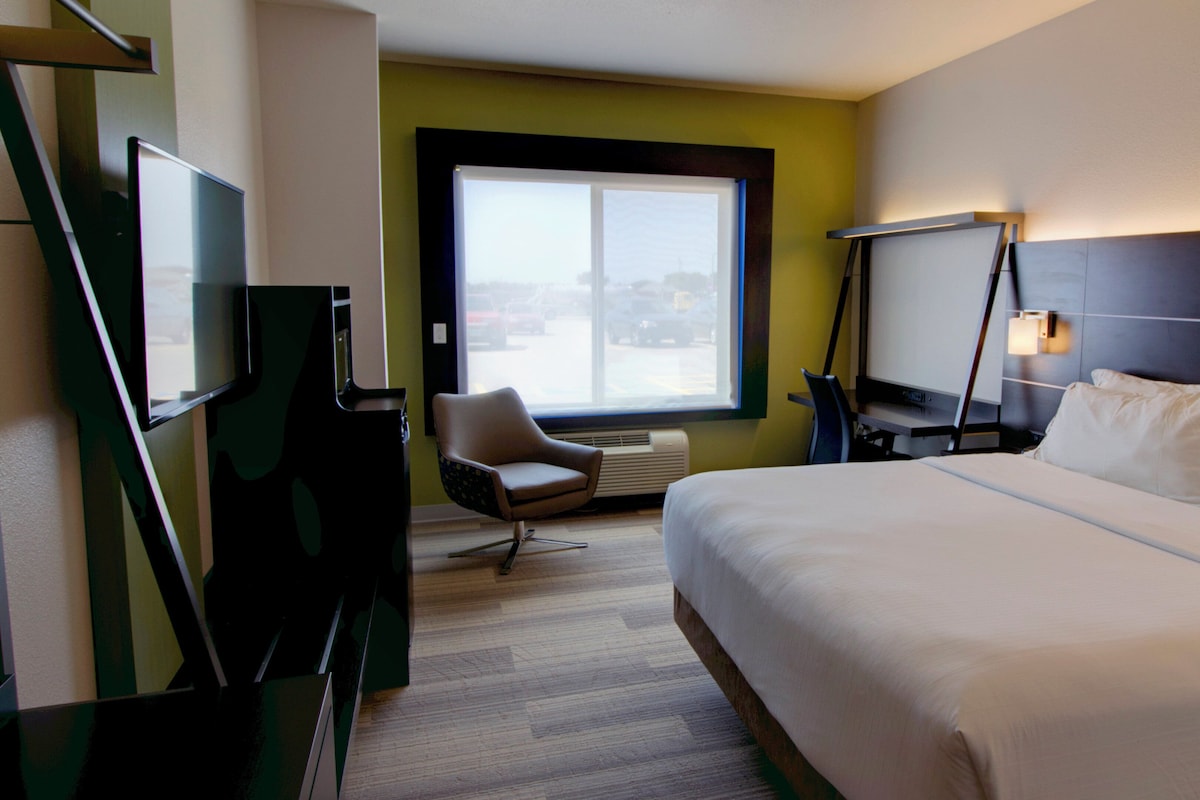 In-room safe, desk, iron/ironing board, cribs/infant beds