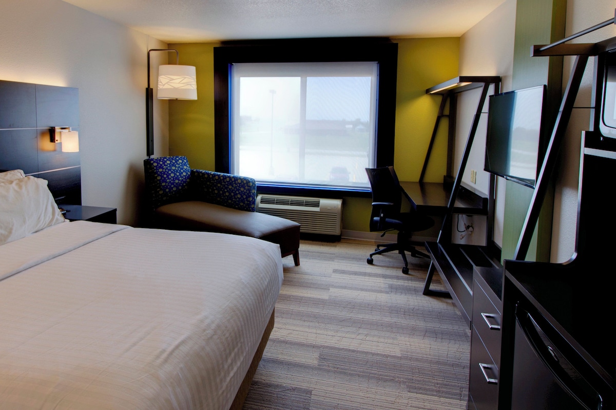 In-room safe, desk, iron/ironing board, cribs/infant beds