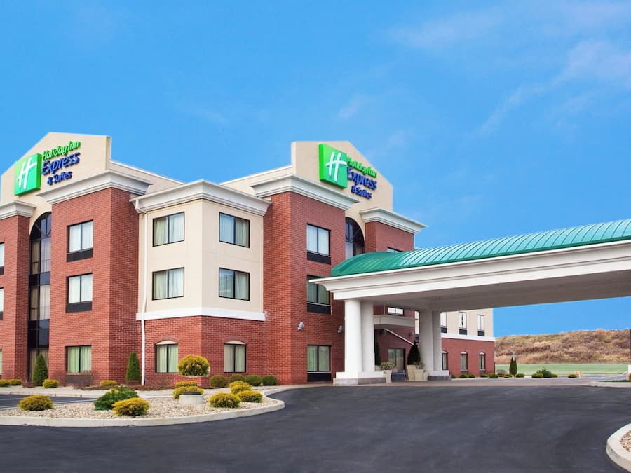 Et Holiday Inn Express hotel med facade i mursten, en overdækket indgang og en anlagt parkeringsplads.
