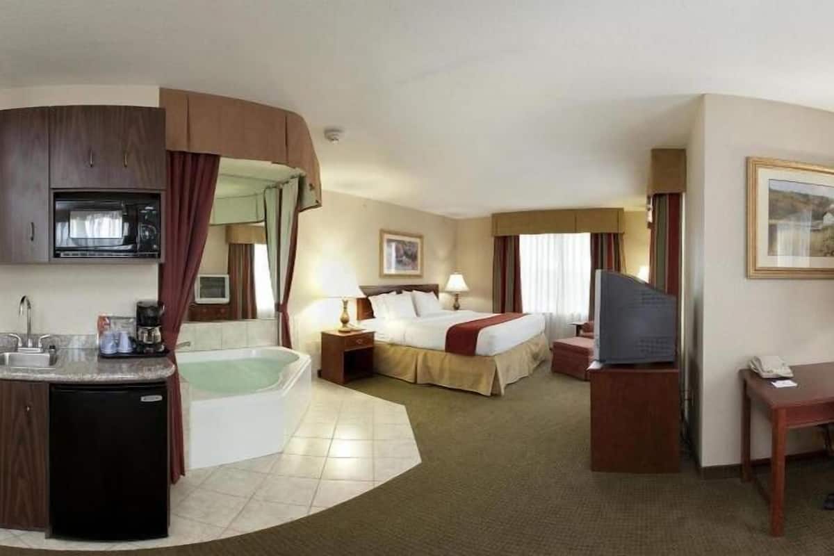 fridge, microwave, coffee/tea maker