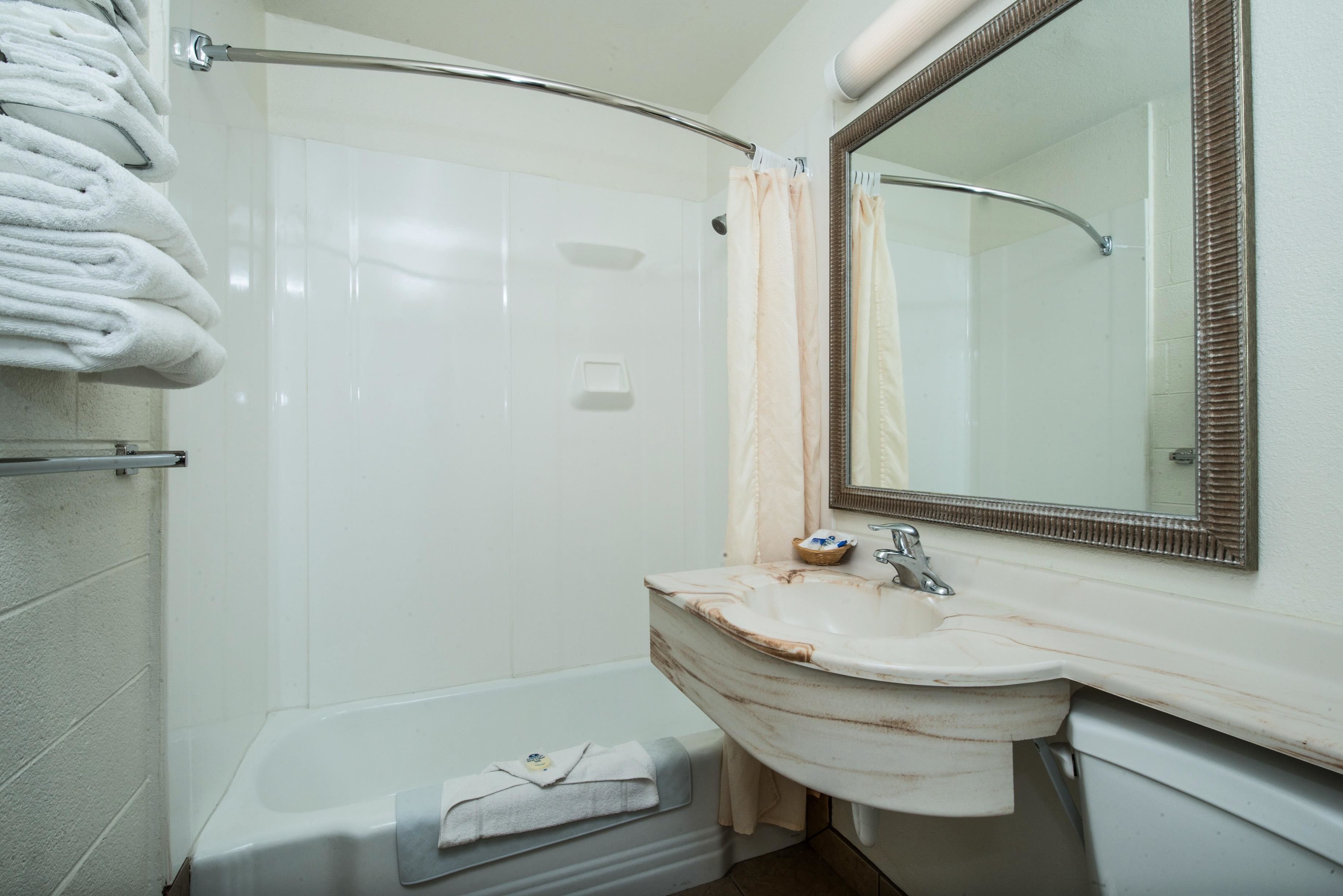 Bañera, artículos de higiene personal gratuitos y secador de pelo