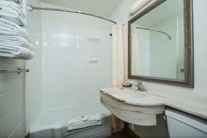 Bañera, artículos de tocador gratuitos, secador de pelo, toallas