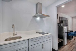 Mini-fridge, microwave, coffee/tea maker - Studio 6 Eureka, CA – Old Town (Eureka)