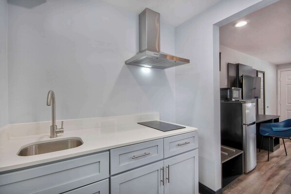 大型冷蔵庫、電子レンジ、コンロ、コー��ヒー / ティーメーカー