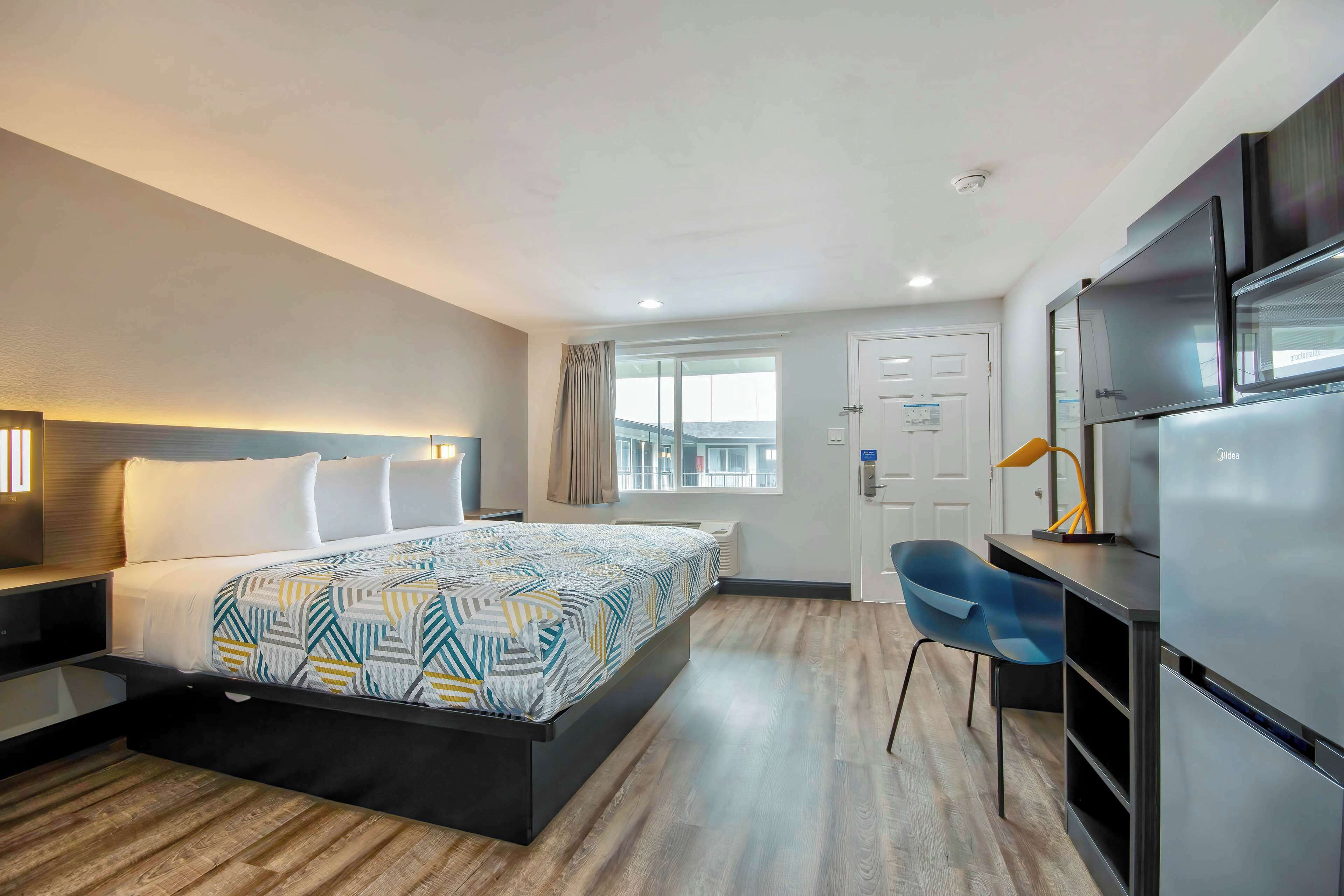 ستائر تعتيم ومكواة/لوح كي وواي فاي مجانًا وملاءات أسرّة