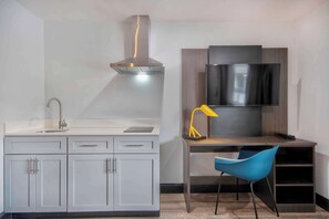 Blackout curtains, iron/ironing board, free WiFi, bed sheets - Studio 6 Eureka, CA – Old Town (Eureka)