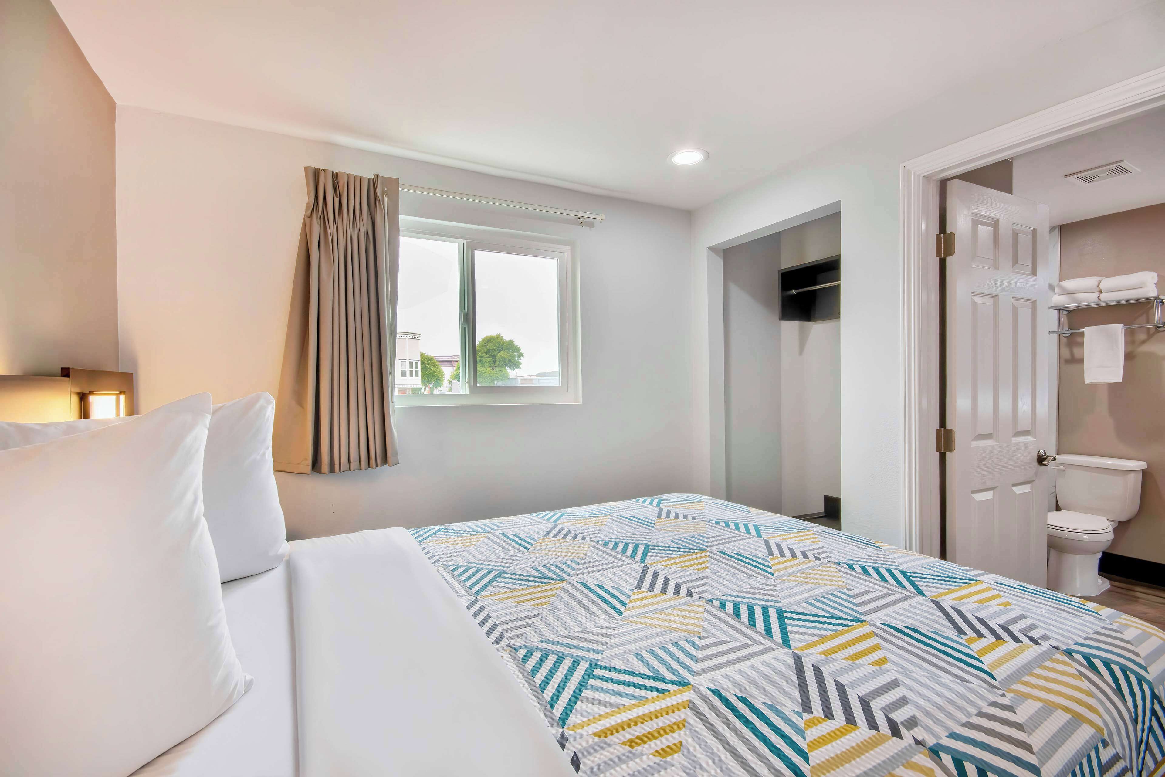 遮光布/窗簾、熨斗/熨衣板、免費無線上網、床單