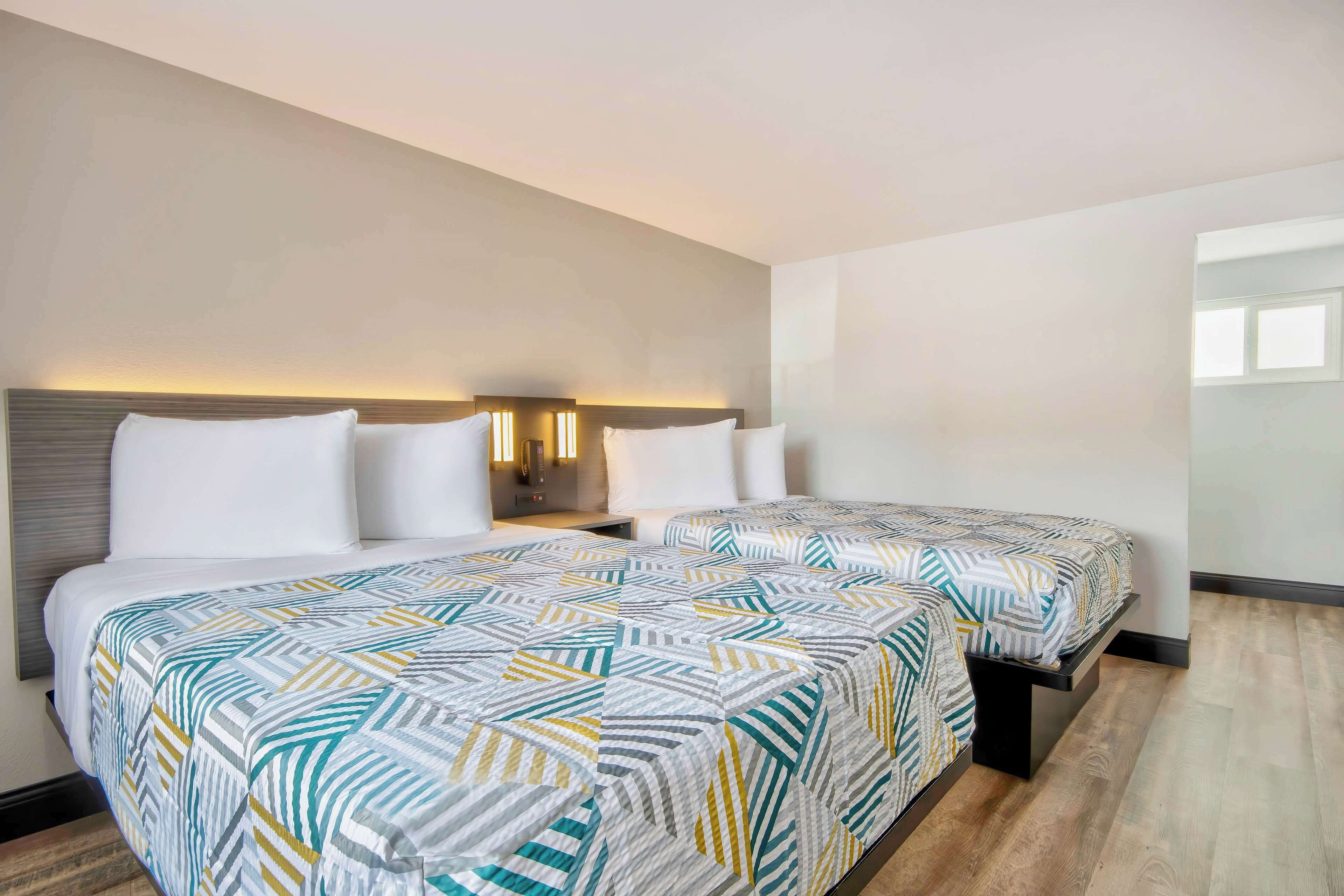 ستائر تعتيم ومكواة/لوح كي وواي فاي مجانًا وملاءات أسرّة