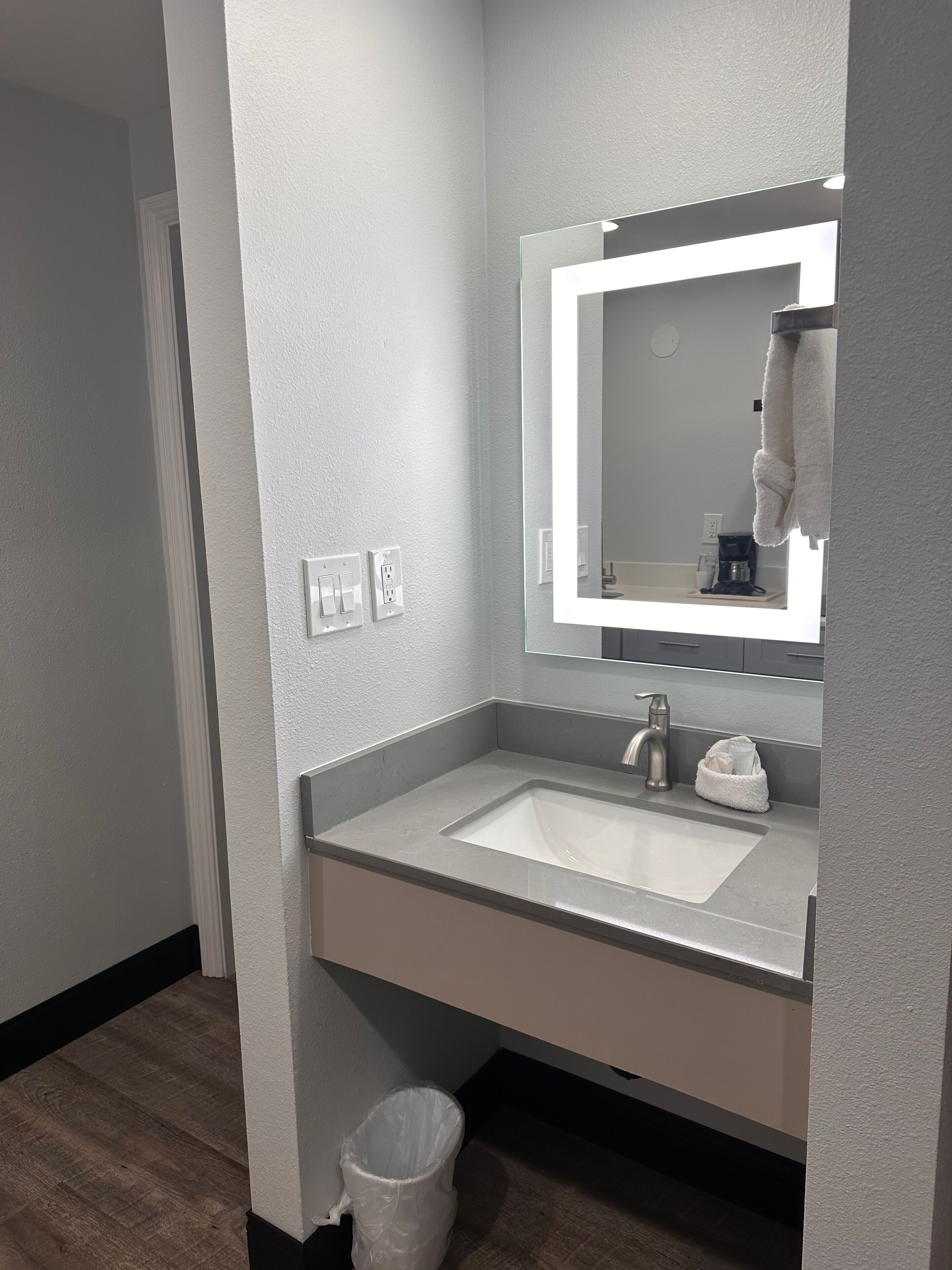 ستائر تعتيم ومكواة/لوح كي وواي فاي مجانًا وملاءات أسرّة