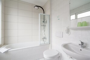 Doppia Standard, 1 camera da letto, non fumatori | Bagno | Doccia, set di cortesia gratuito, asciugacapelli, asciugamani
