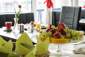 Bữa sáng buffet hàng ngày (12 EUR/mỗi người) 