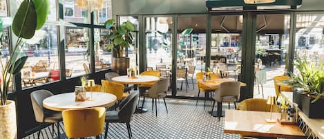Serveert ontbijt, lunch, diner, Franse gerechten