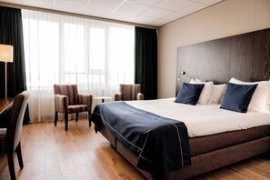 Comfort Double Room | Premium bedding, in-room safe, iron/ironing board, free WiFi - City Hotel De Jonge (Assen)