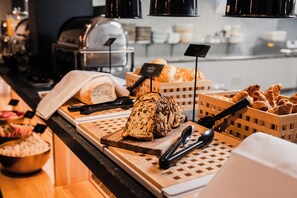 Petit déjeuner continental (20 EUR par personne)