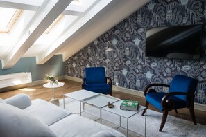 Sky Loft | Oppholdsområde | En 86-centimeters LCD-TV med kabel-kanaler samt TV og DVD-spiller