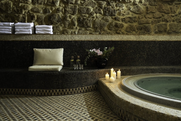 Indoor spa tub