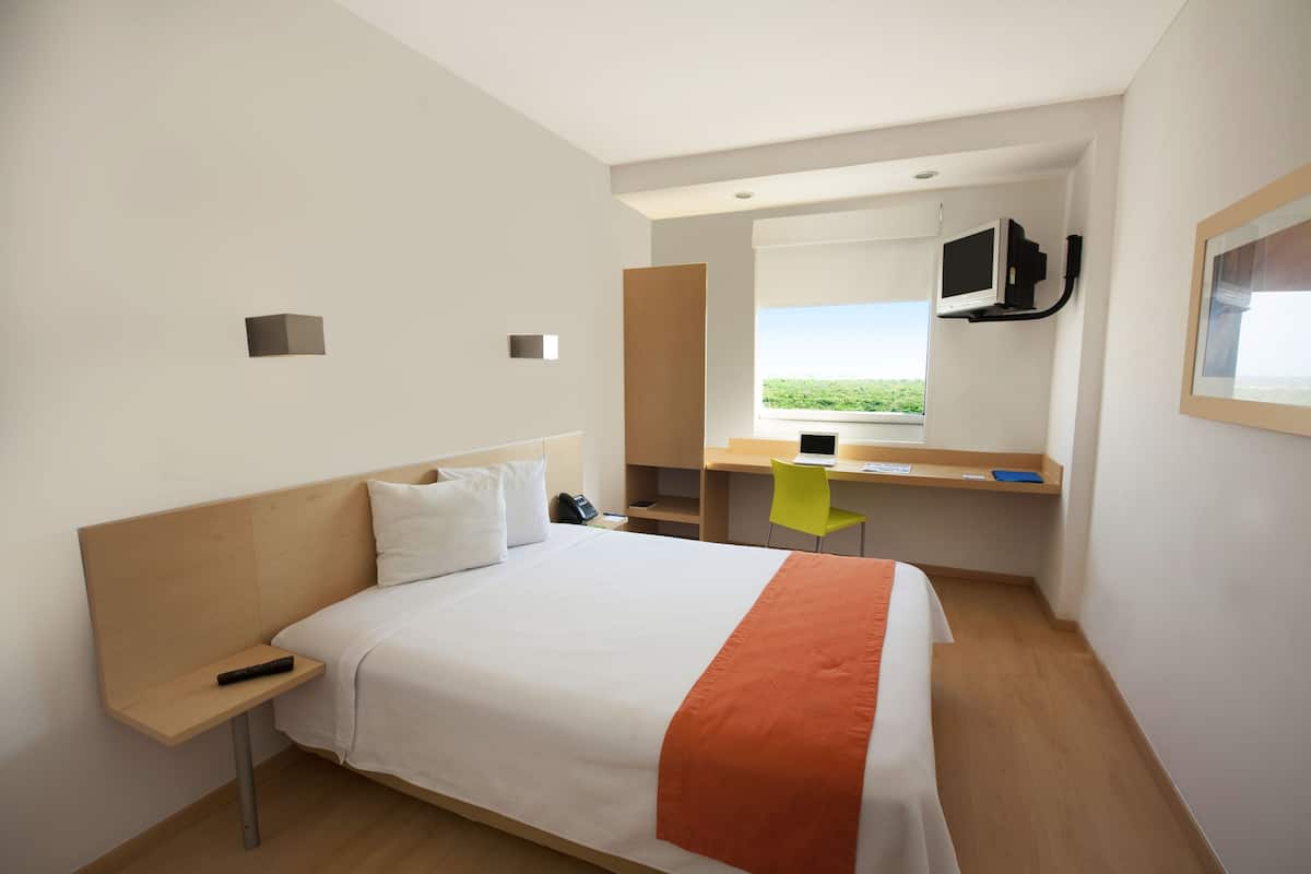 Standaard kamer | Een bureau, een strijkplank/strijkijzer, gratis babybedden, gratis wifi