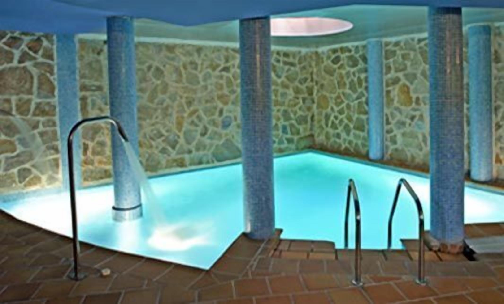 ساونا، حوض استحمام ساخن، غرفة بخار، حمام تركي، علاجات للجسم