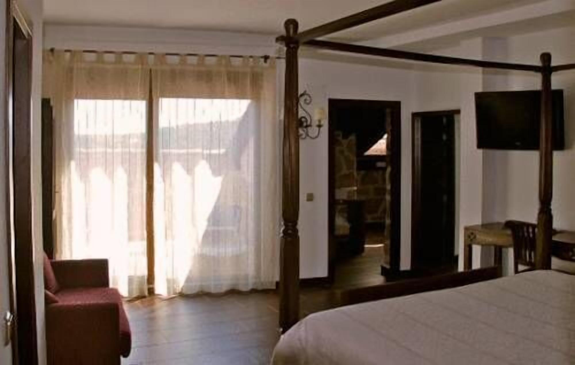 Junior Suite | In-room safe, desk, cribs/infant beds, rollaway beds