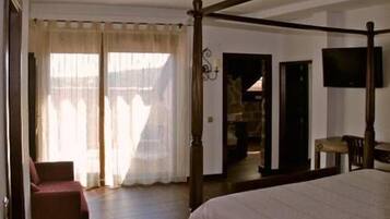 Junior Suite | In-room safe, desk, cribs/infant beds, rollaway beds