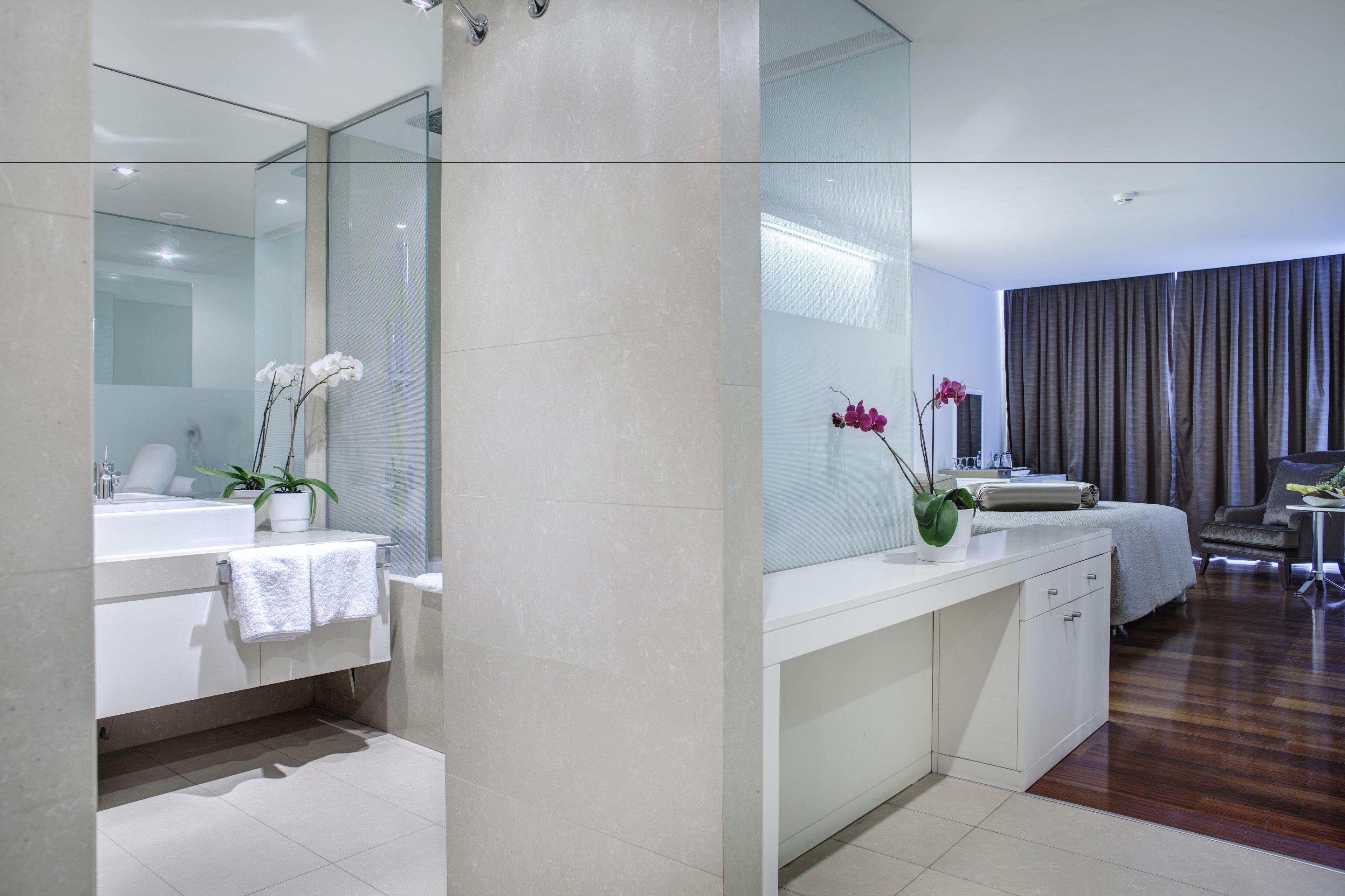 Ducha y bañera combinadas y artículos de higiene personal de diseño