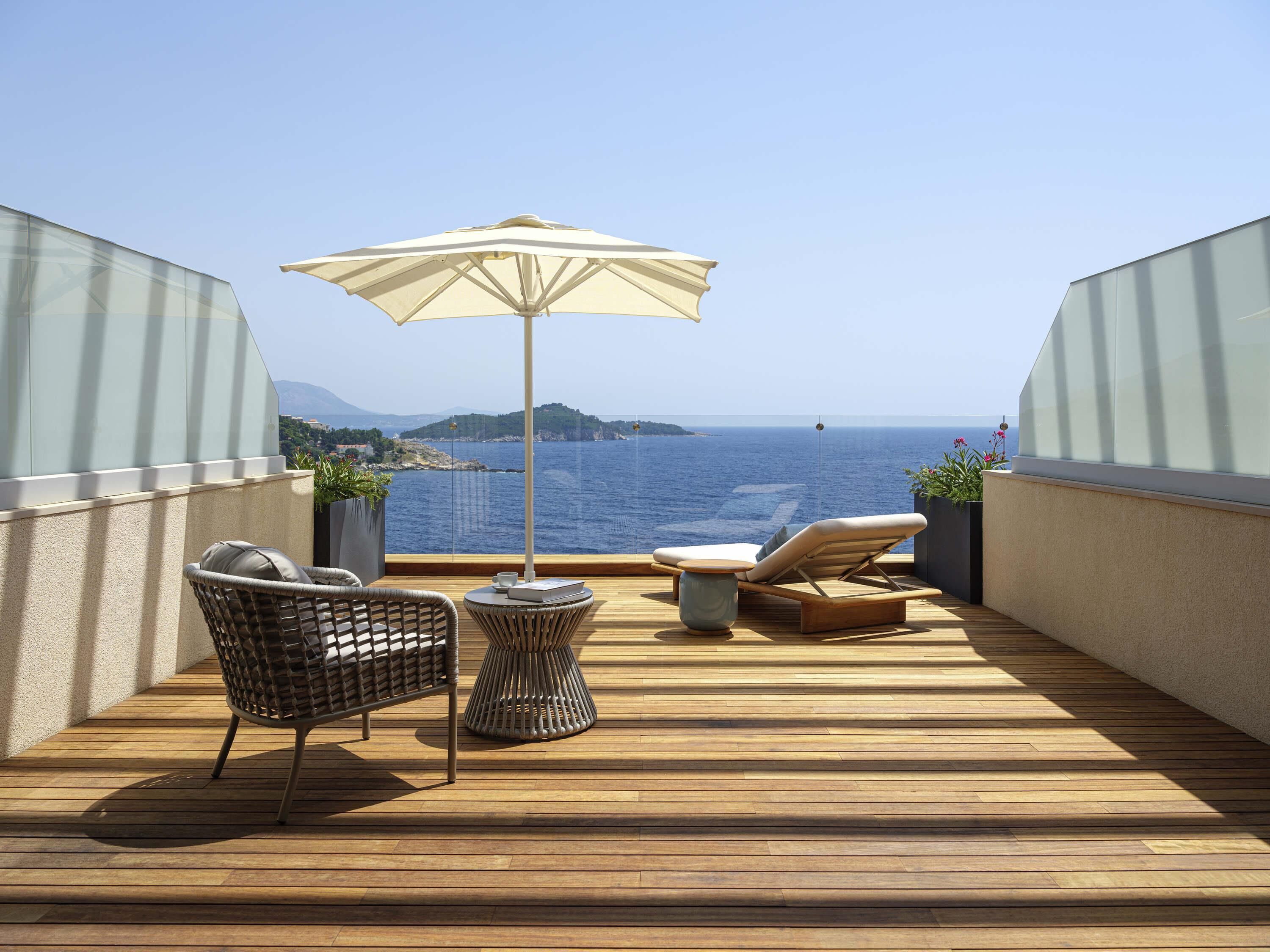 Deluxe Room, 1 Double Bed, Sea View | Premium bedding, down comforters, memory foam beds, minibar