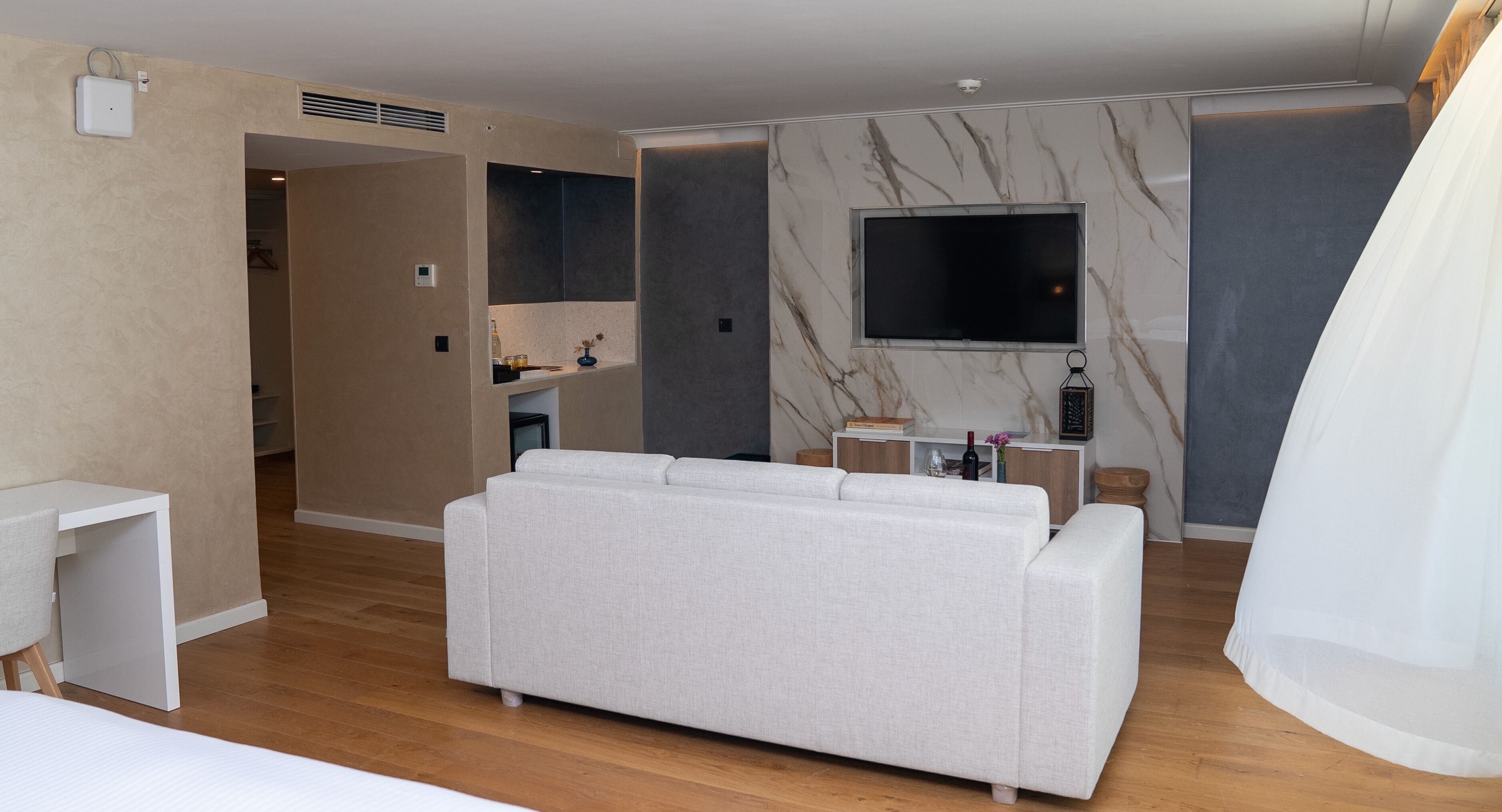 Suite, Meerblick (Spa) | Wohnbereich | LCD-Fernseher, Tischtennisplatte, Bücher