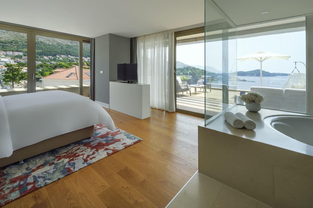 Executive Suite, 1 King Bed, Balcony, Sea View | Premium bedding, down comforters, memory foam beds, minibar
