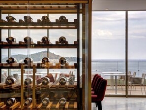 Breakfast, dinner served; international cuisine, ocean views 