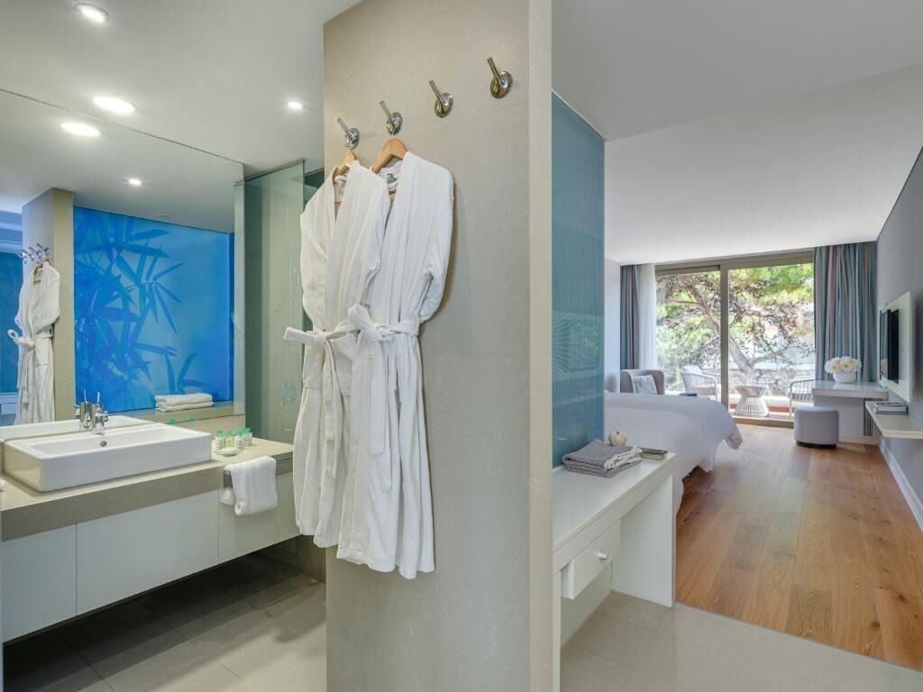 classic room, 2 single beds, park view | bathroom | combined shower/bathtub, designer toiletries, hair dryer, bathrobes
