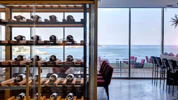 Serviço de café da manhã, culinária internacional, vistas para o mar