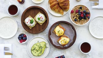 Eixò és un esmorzar amb croissants, torrades amb crema, fruita del bosc i cafè.