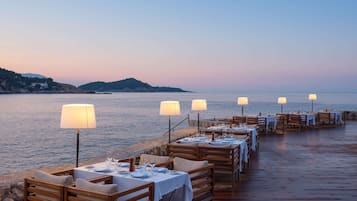 Serviço de café da manhã, culinária internacional, vistas para o mar