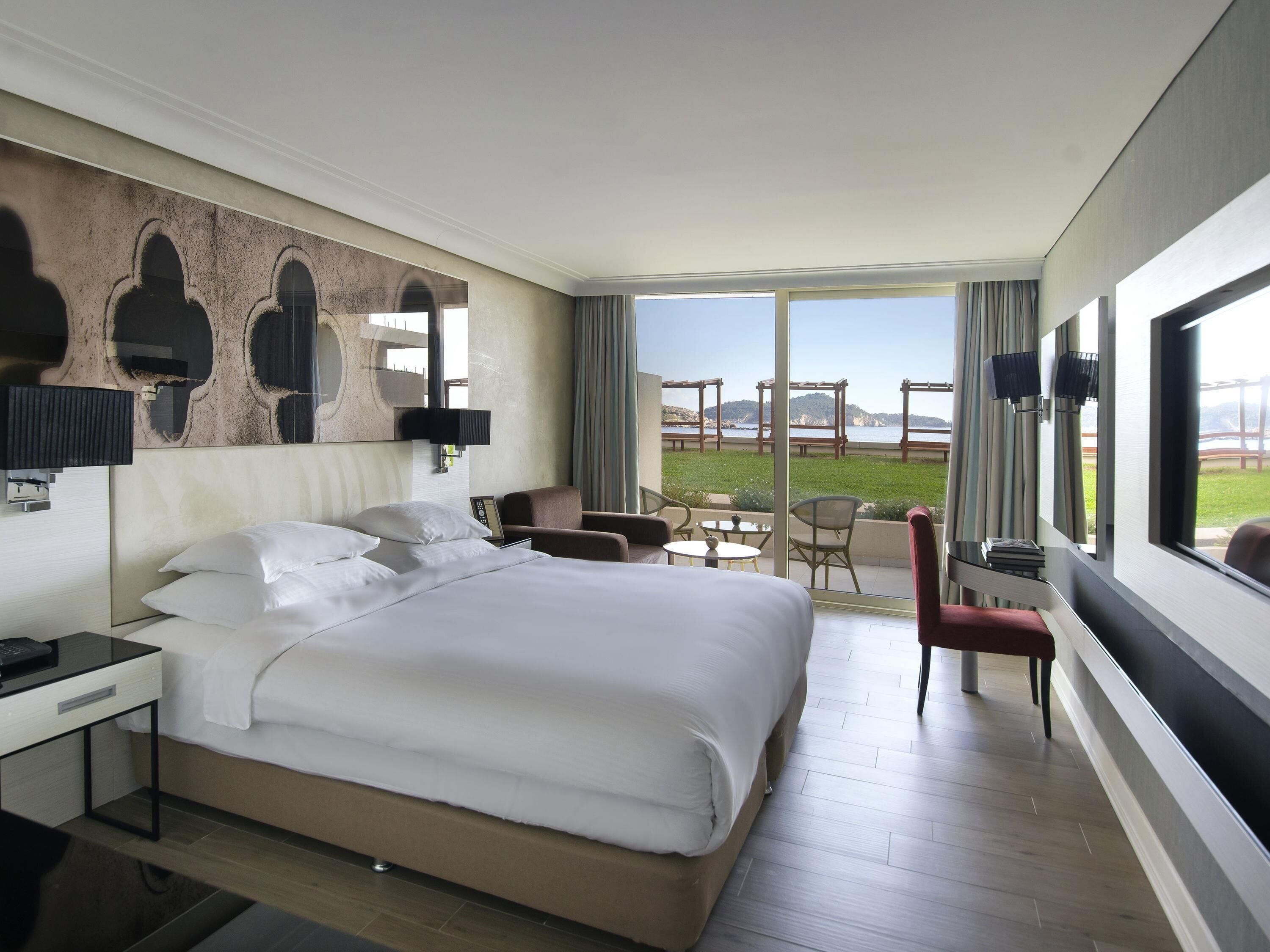 Superior Room, 1 King Bed, Garden View | Premium bedding, down comforters, memory foam beds, minibar