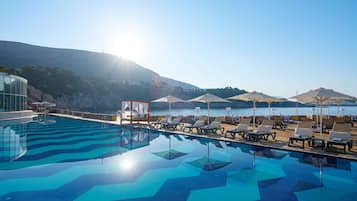 Una piscina techada, una piscina al aire libre de temporada