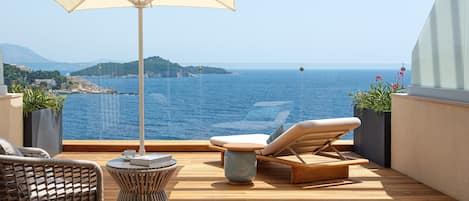 Deluxe Room, 1 Double Bed, Sea View | Premium bedding, down duvets, memory-foam beds, minibar