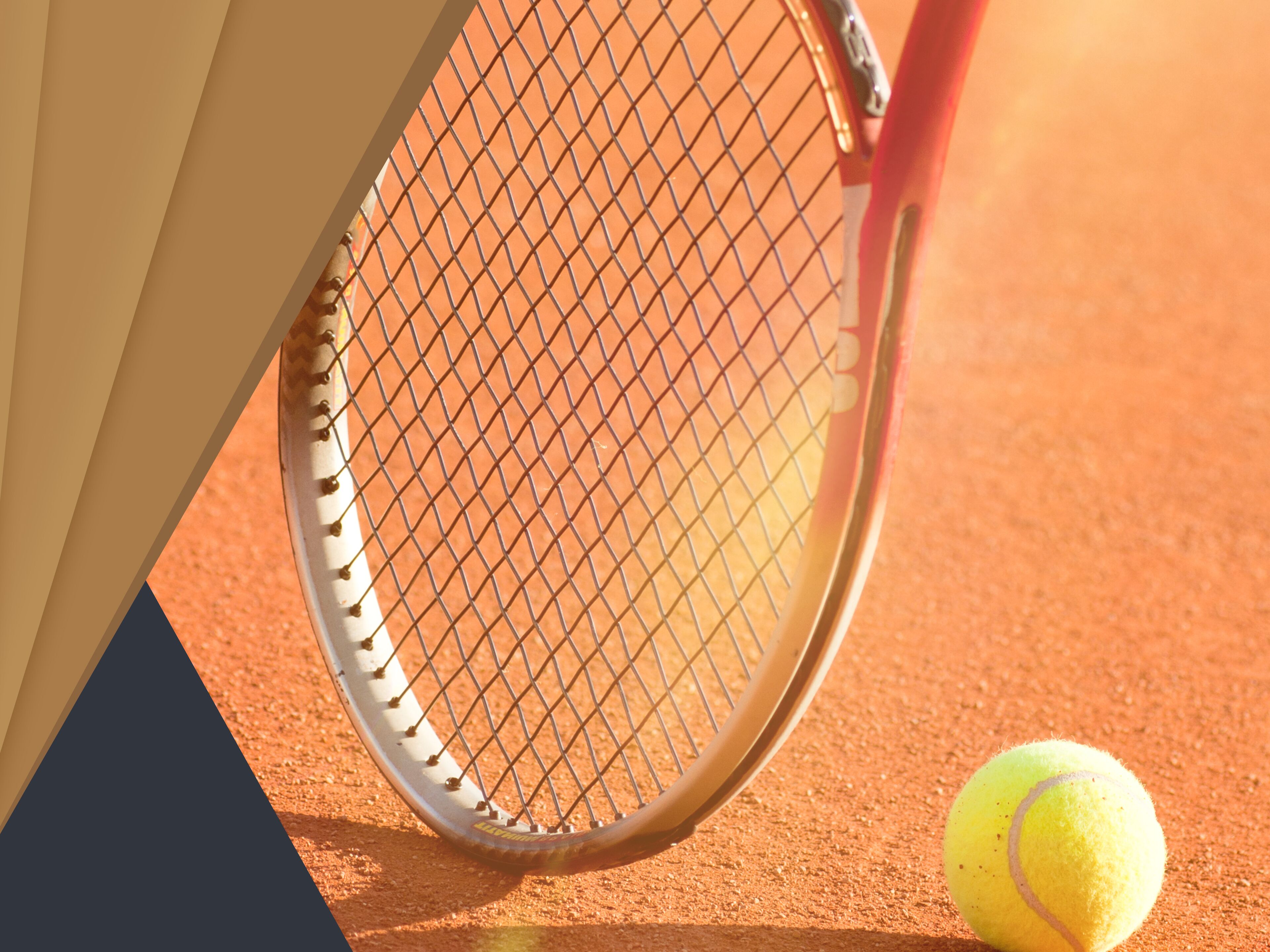 Tennismaila ja -pallo savialustalla.