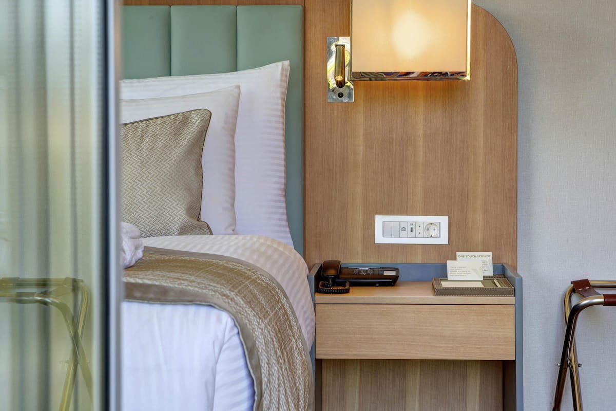 Standard Room, 1 Double Bed | Premium bedding, down comforters, memory foam beds, minibar