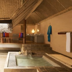 Forest Dwelling with Pool | Roupas de cama premium, frigobar, cofres nos quartos, escrivaninha