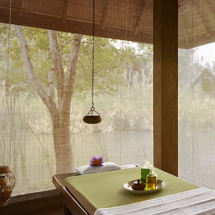 Couples treatment rooms, hot tub, body treatments, aromatherapy