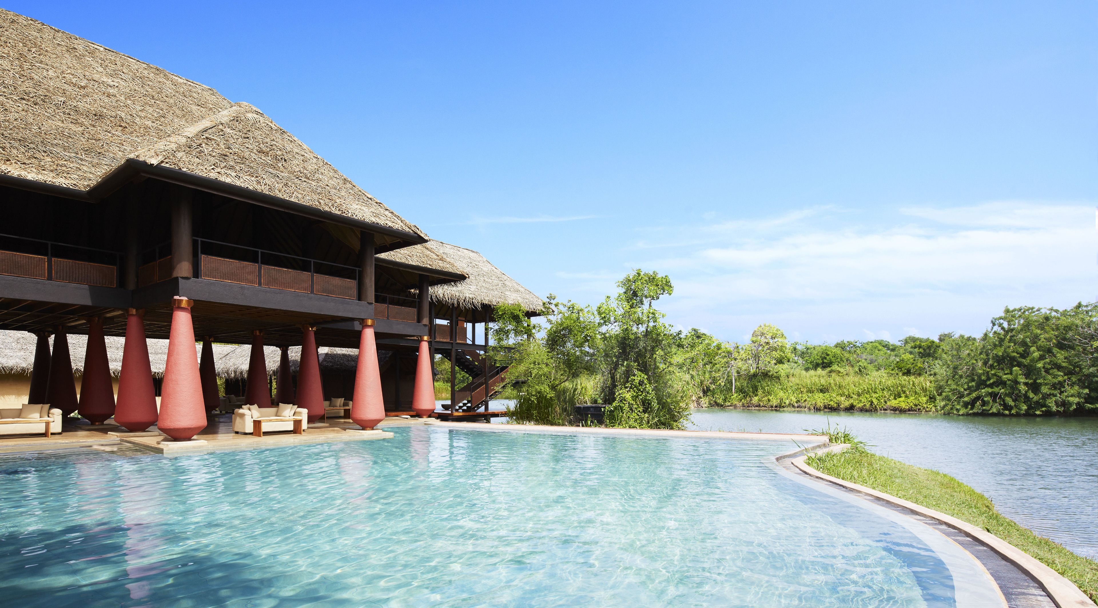 Kolam renang outdoor, dengan payung kolam renang dan kursi berjemur