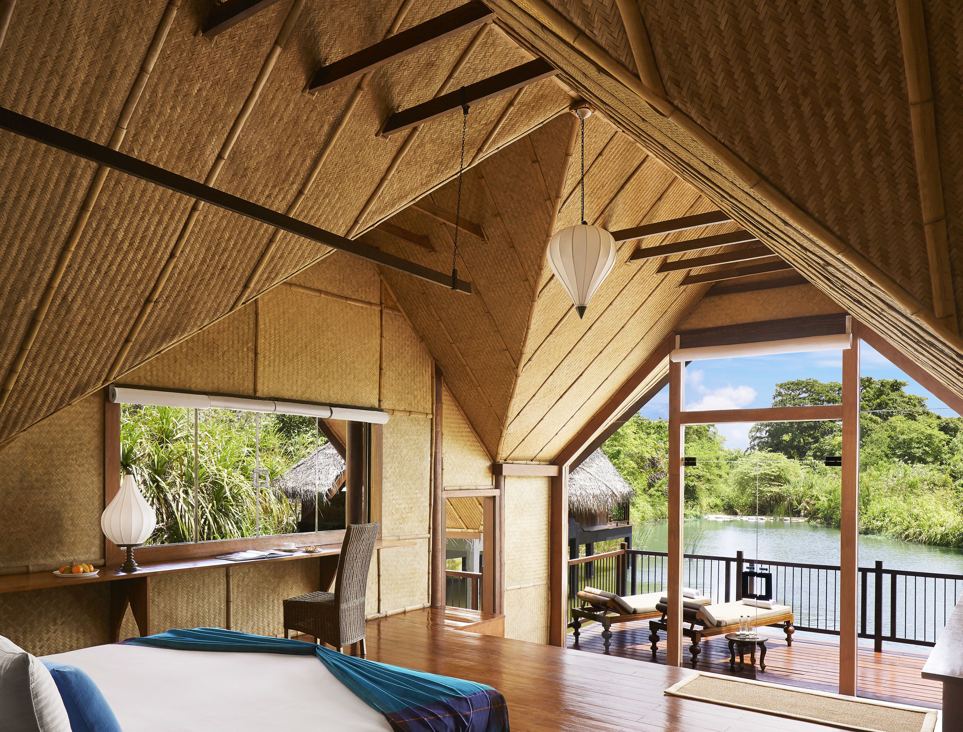 高档床上用品、迷你吧、客房内保险箱、办公桌