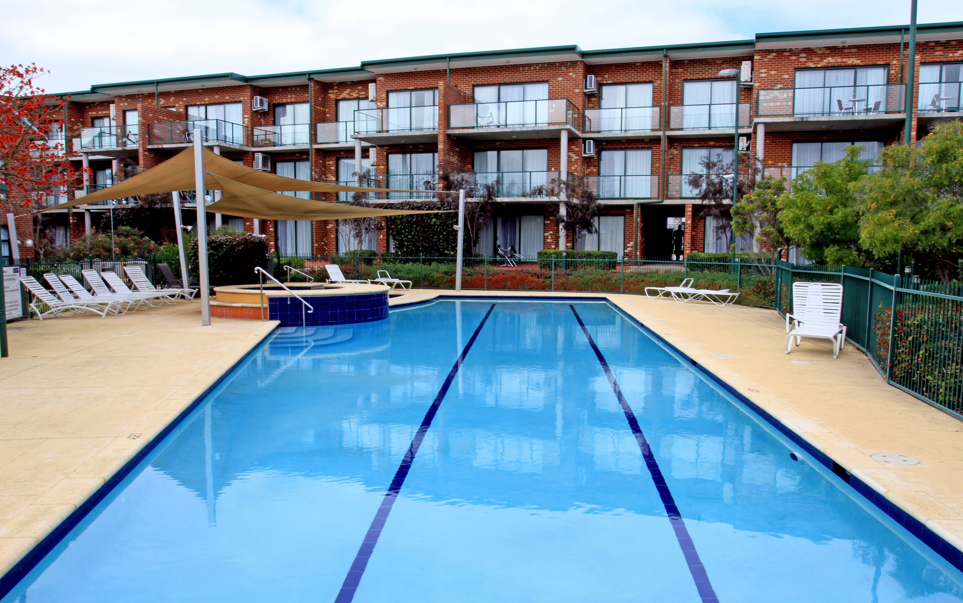 Hồ bơi ngoài trời, dù/ô trên bãi biển/hồ bơi, ghế dài tắm nắng 