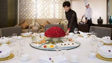 2 restaurants; breakfast, lunch and dinner served