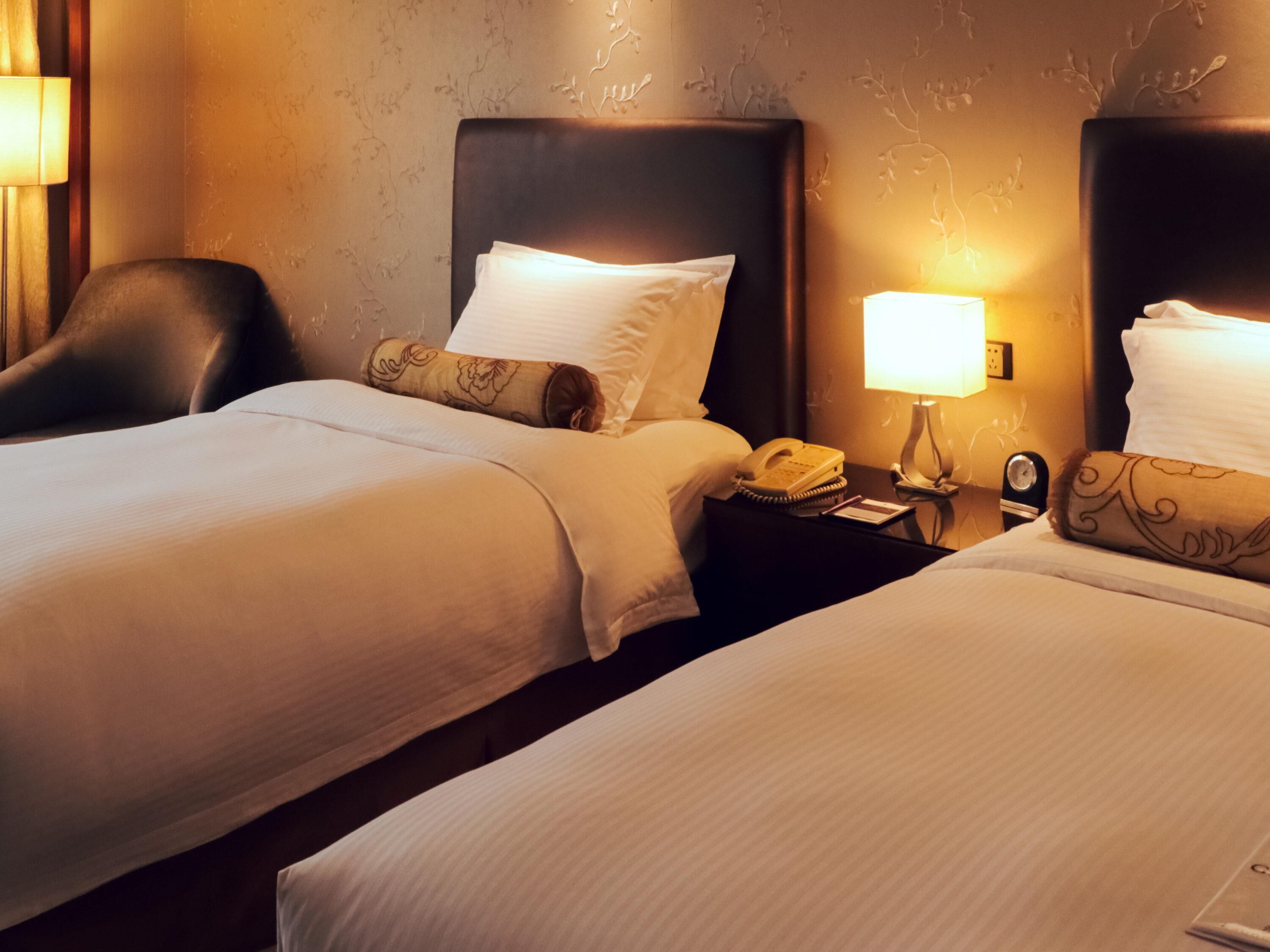 Rom – deluxe, 2 enkeltsenger | Minibar, safe på rommet, skrivebord og blendingsgardiner