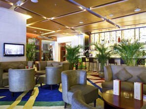 2 bars/lounges