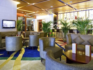 2 bars/lounges